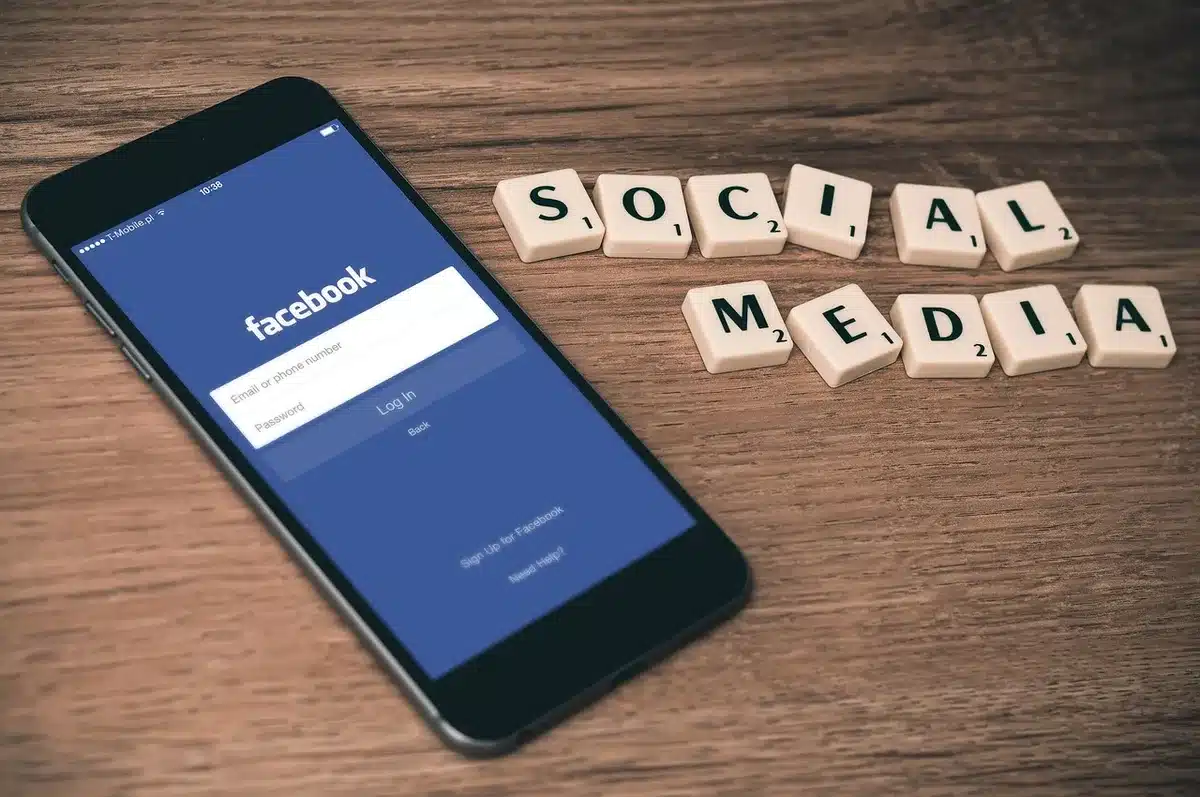 Schermo di uno smartphone che mostra l'app TikTok con contenuti in scorrimento continuo
