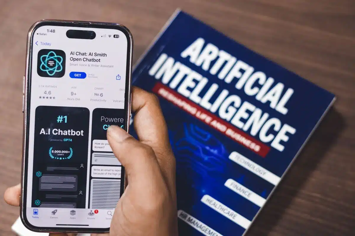 Persone che utilizzano chatbot e strumenti di intelligenza artificiale su dispositivi mobili