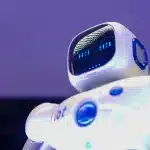 Mani su tastiera di laptop con grafici di dati e visualizzazioni di intelligenza artificiale sullo sfondo