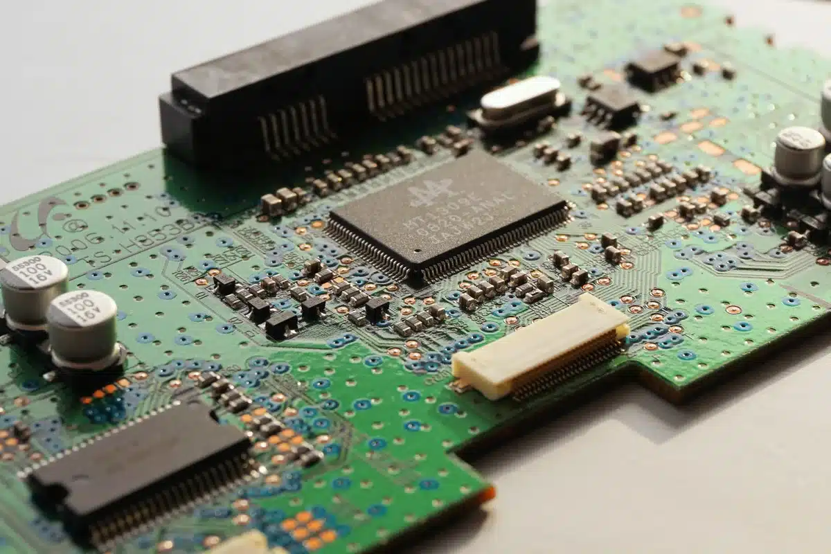 Scarafaggio equipaggiato con microchip e sistemi elettronici per la navigazione autonoma