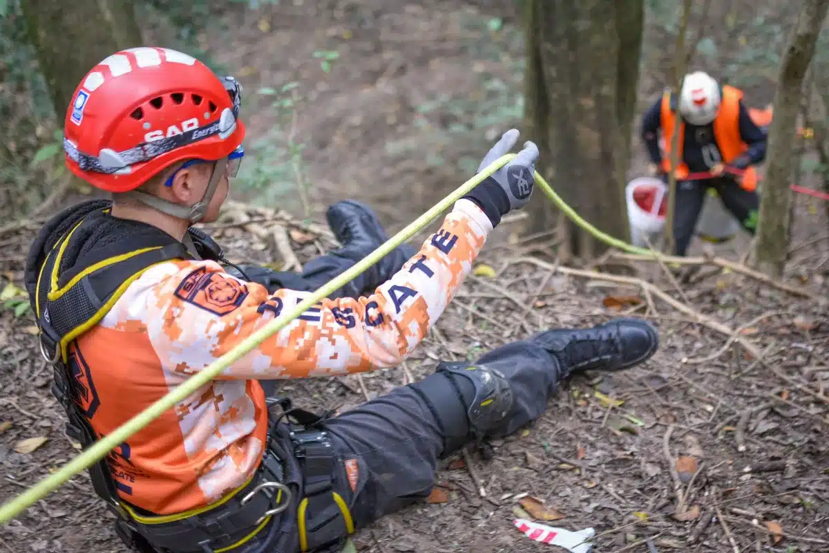 Squadra di soccorso che pianifica una missione di ricerca utilizzando dati da telecamere e sensori