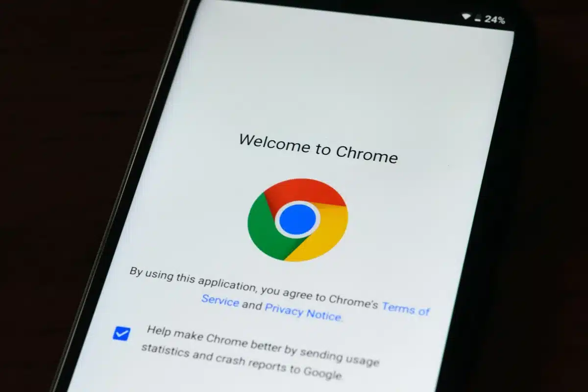 Confronto tra interfacce di browser tradizionali e moderni con assistente AI integrato