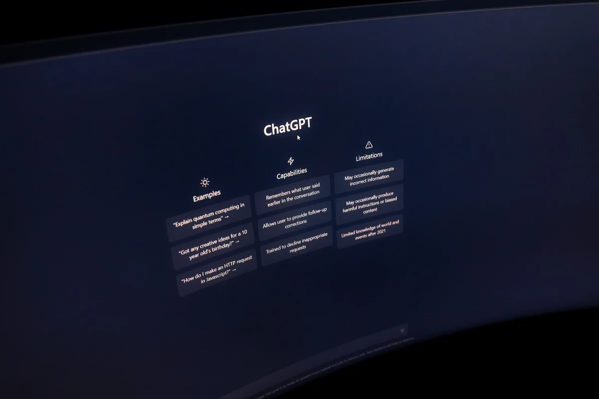 Schermata di un browser con barra laterale assistente AI e controlli vocali attivati