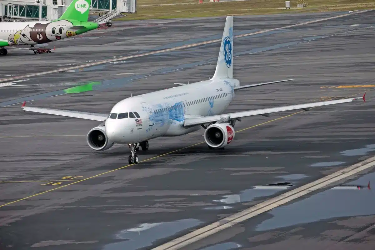 Aeromobile elettrico in fase di test su pista di decollo