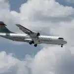 Aereo elettrico in volo con propulsione a batteria su un aeroporto regionale