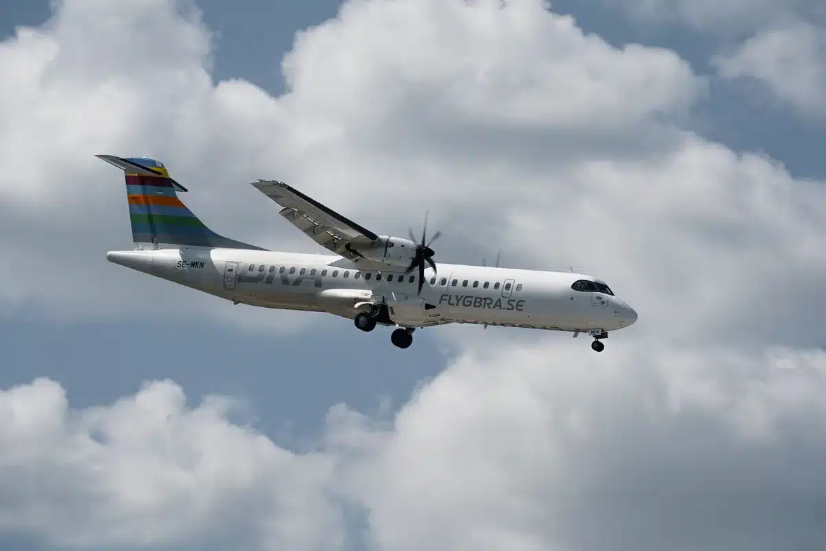 Aereo elettrico in volo con propulsione a batteria su un aeroporto regionale