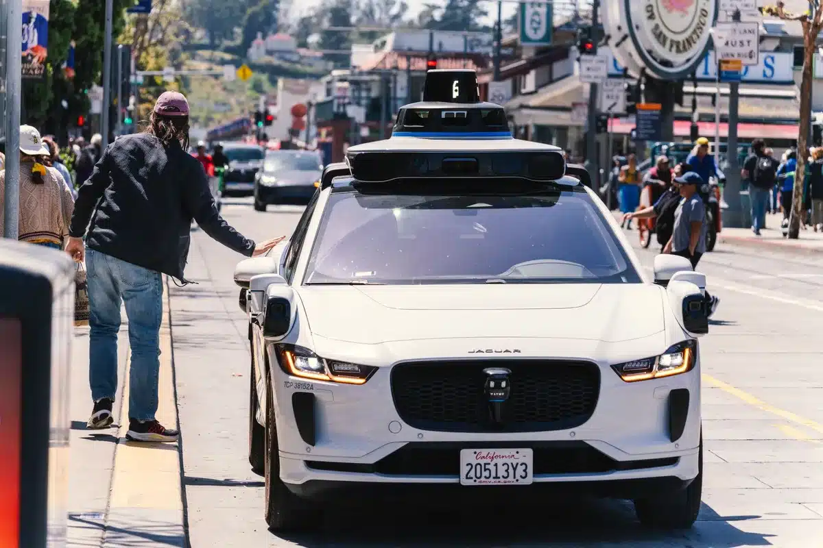 Veicolo autonomo Waymo di livello 4 senza conducente umano in ambiente urbano