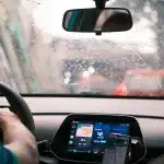 Vista del cruscotto di un'auto con sistema di guida autonoma supervisionato che naviga il traffico cittadino