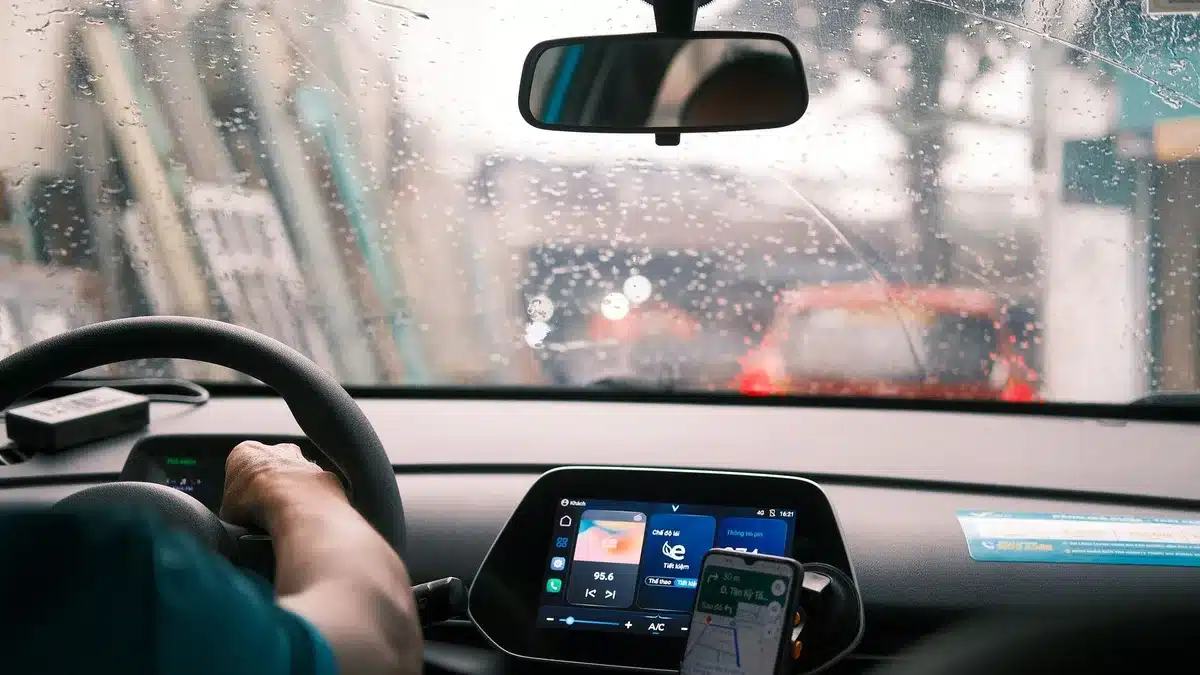 Vista del cruscotto di un'auto con sistema di guida autonoma supervisionato che naviga il traffico cittadino