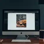 Postazione di lavoro moderna con computer ad alte prestazioni e visualizzazioni di dati AI