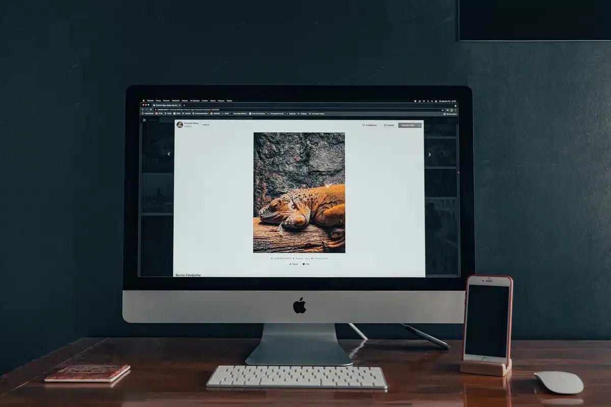 Postazione di lavoro moderna con computer ad alte prestazioni e visualizzazioni di dati AI