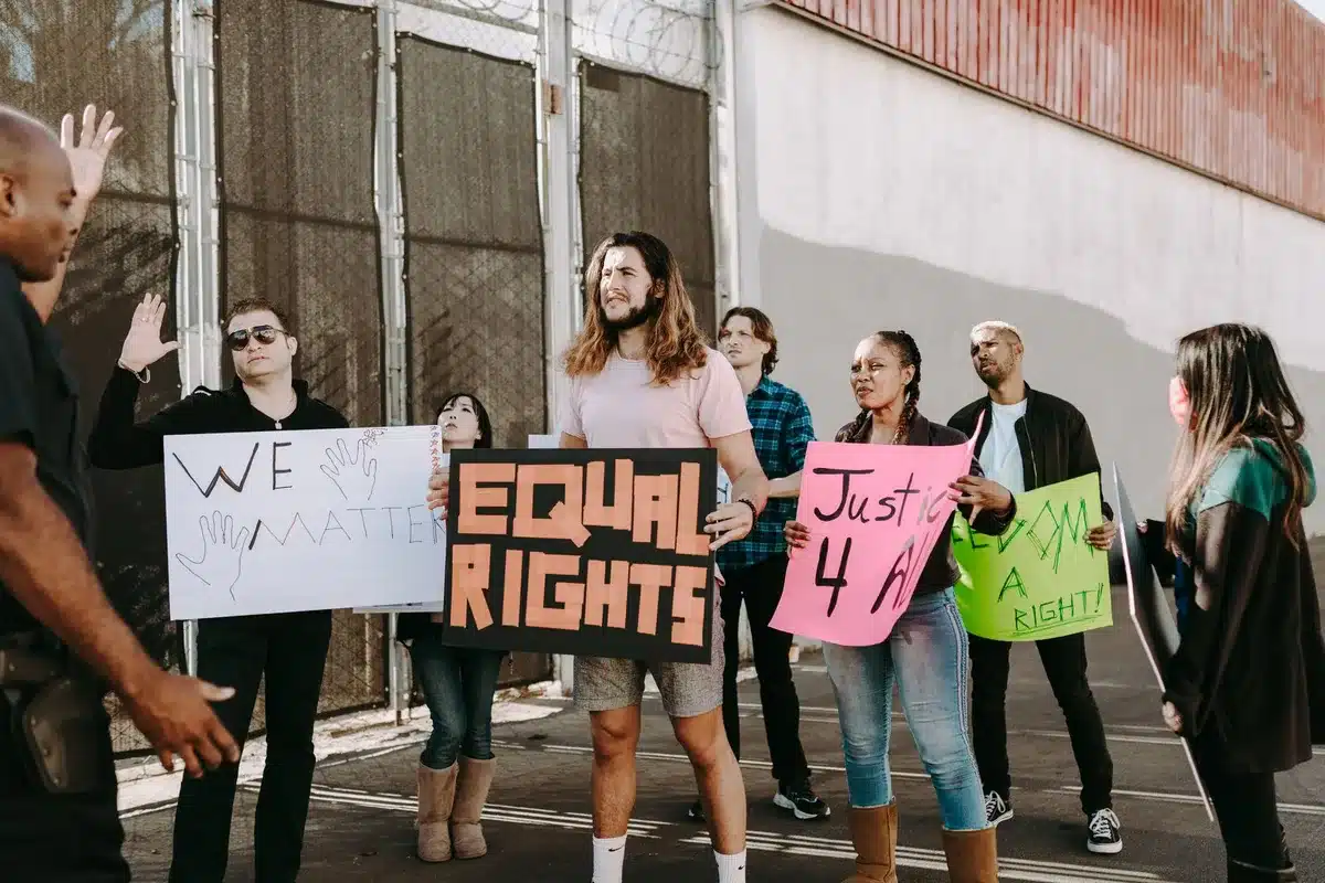 Persone che protestano per diritti e protezione legale