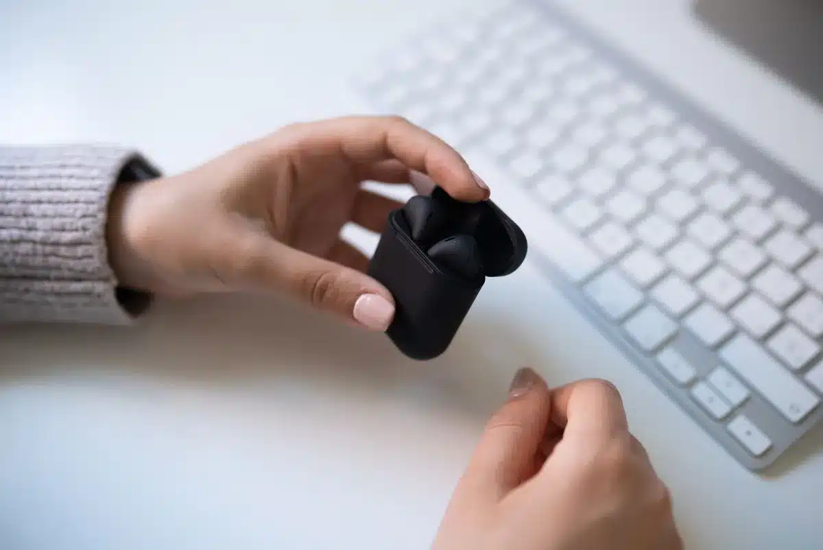 Utente che utilizza AirPods per ricevere informazioni visive senza estrarre lo smartphone.