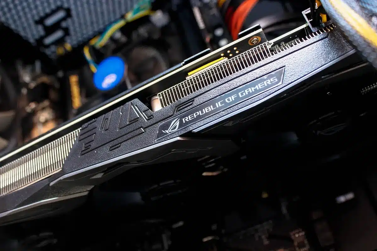 Lista bestseller GPU su uno schermo che mostra la Radeon RX 9070 XT come prima