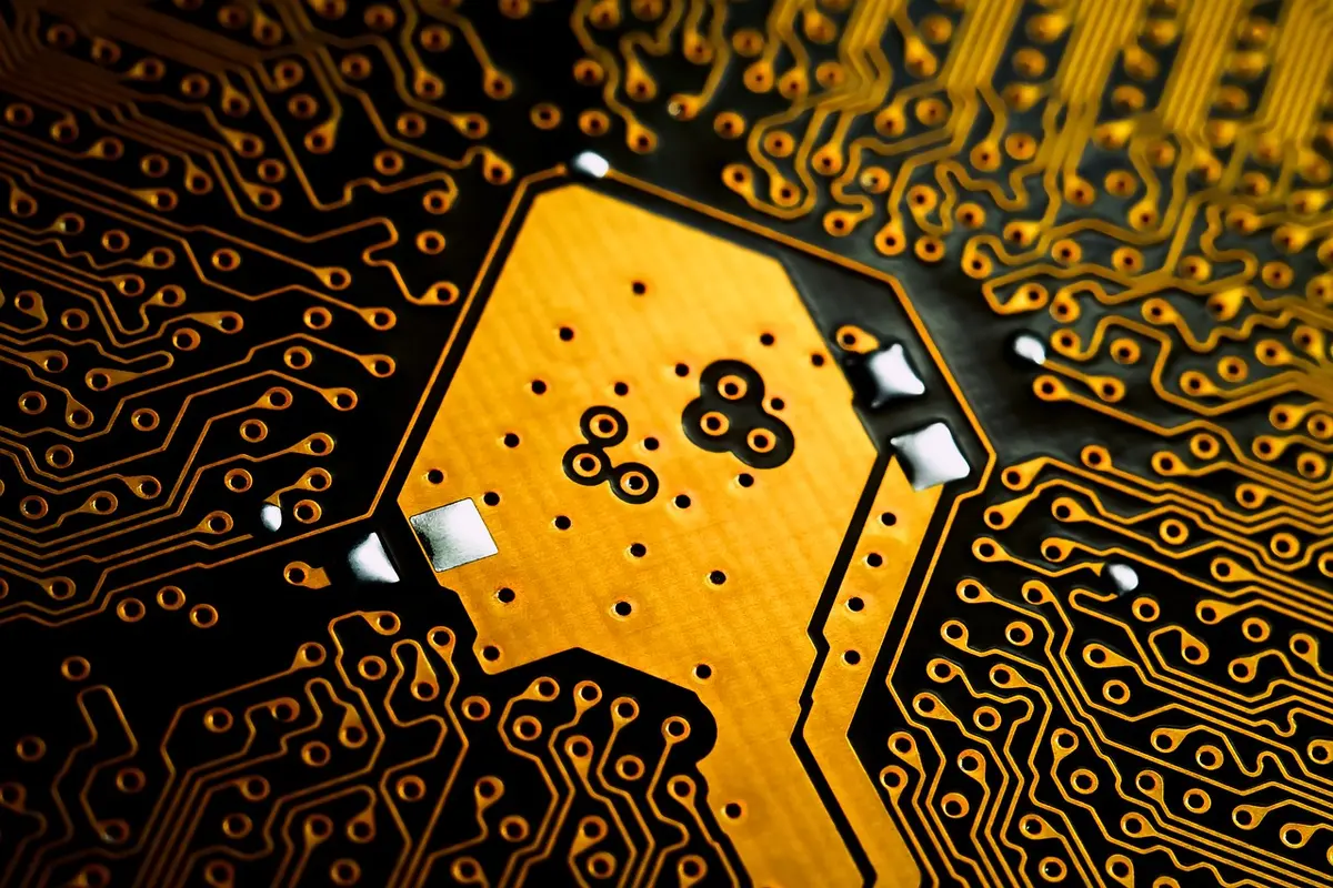 Scheda server con più chip e connessioni ad alta velocità
