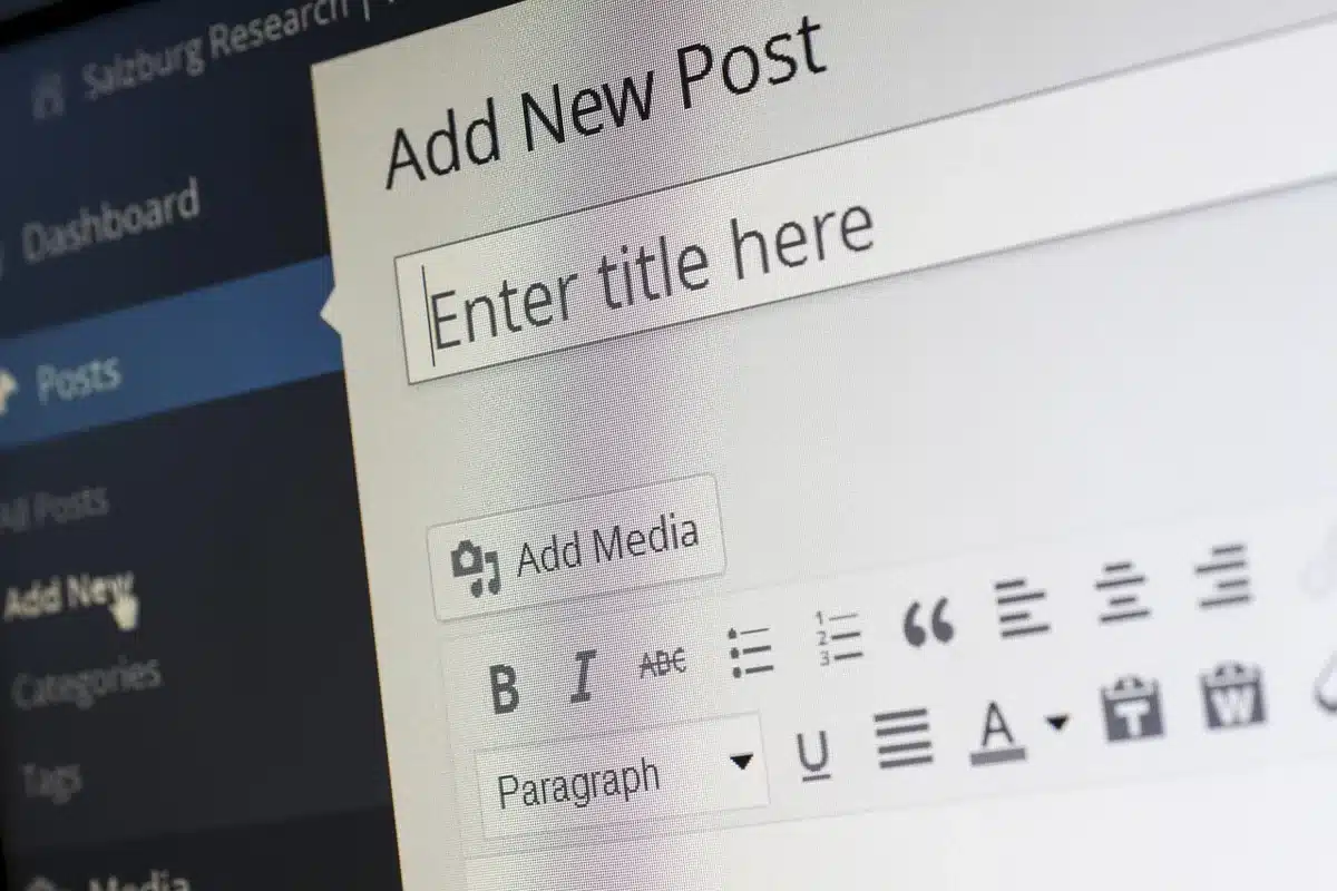 Schermata di dashboard pubblicitaria che mostra campagne e costi