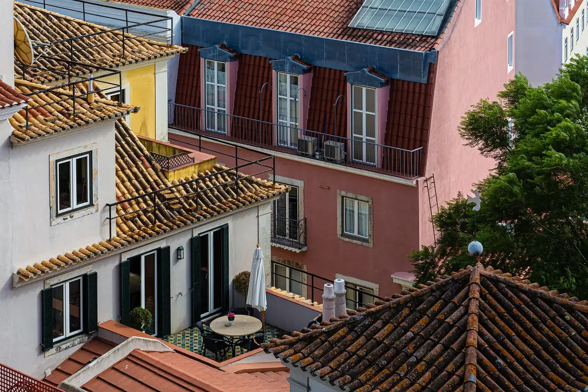 Pannello solare compatto da balcone pronto per l'installazione su ringhiera