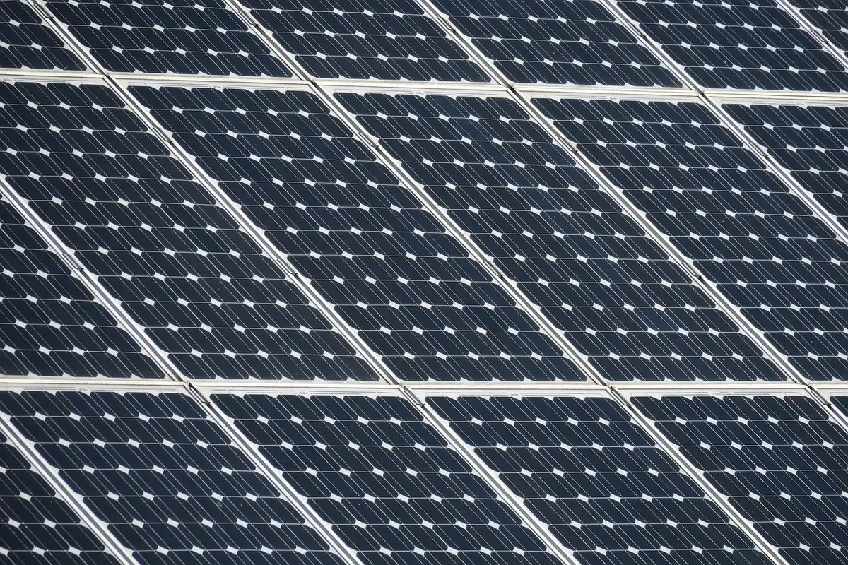 Pannello solare compatto montato su balcone collegato a presa standard