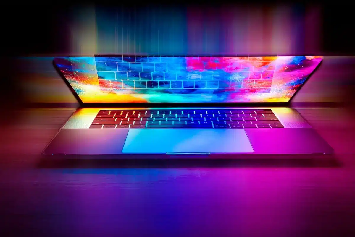 Schermo di computer con avviso e icone che richiamano attenzione su un chatbot