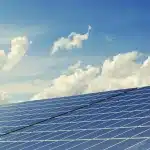 Pannelli solari su un tetto industriale con skyline lontano, scena diurnaa