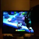 Schermo di gioco che mostra un paesaggio desertico con interfaccia di streaming cloud visibile