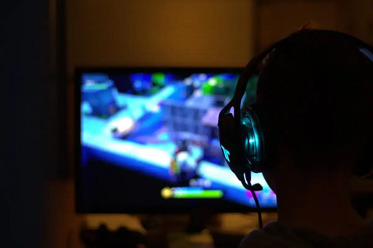 Schermo di gioco che mostra un paesaggio desertico con interfaccia di streaming cloud visibile
