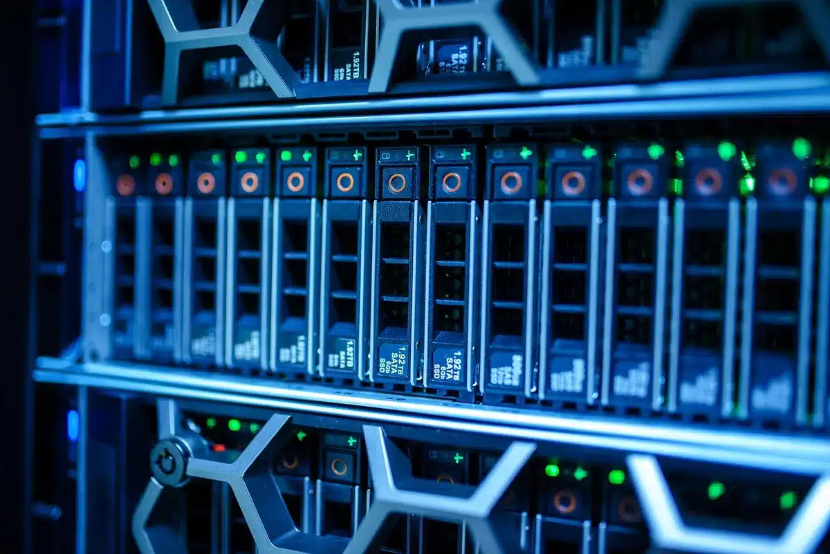 Interno di una sala server con file e archivi digitali