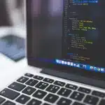 Schermo di computer che mostra flussi di dati e codice in cascata, simbolo di una fuga di dati digitale