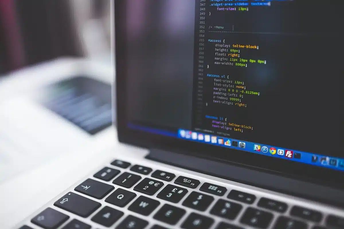 Schermo di computer che mostra flussi di dati e codice in cascata, simbolo di una fuga di dati digitale
