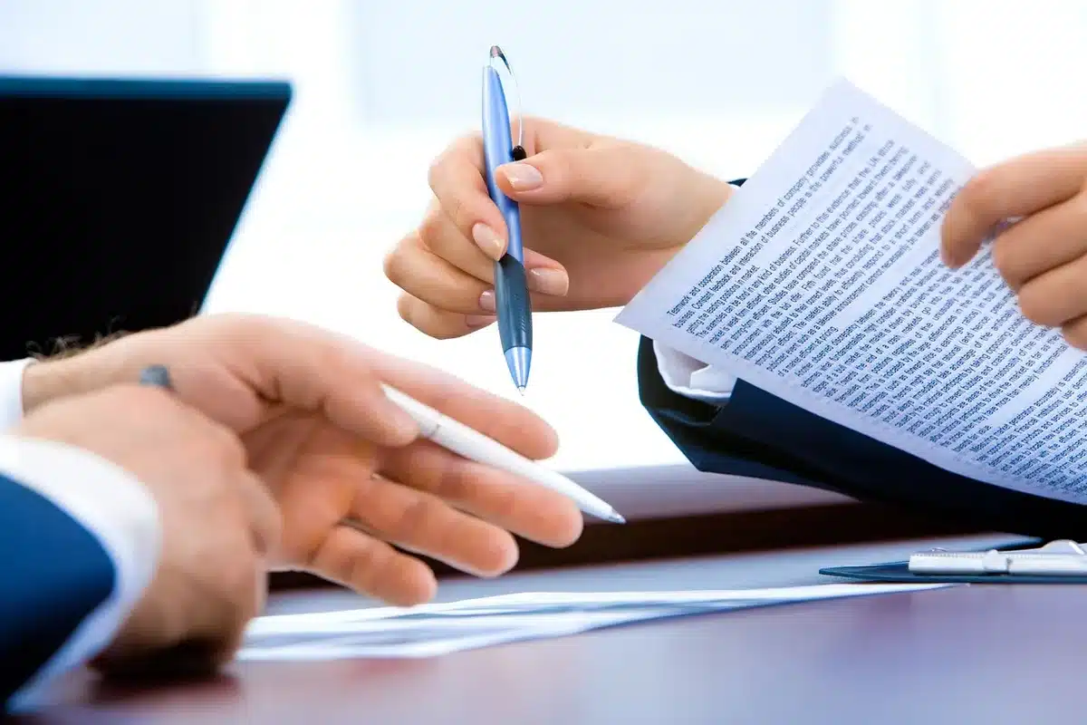 Documento legale strappato con firma e data