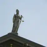 Martello di un giudice e documenti legali su un tavolo in aula di tribunale