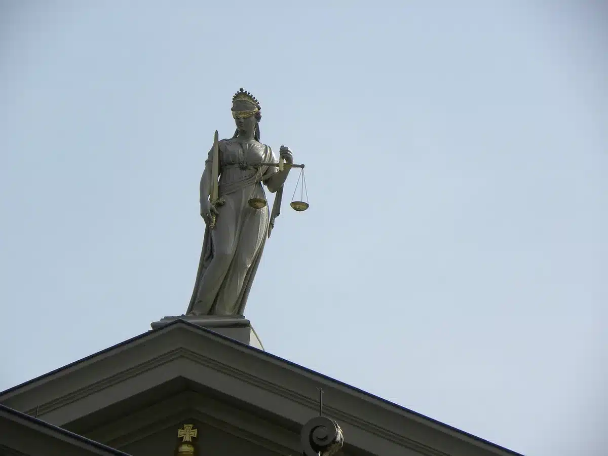 Martello di un giudice e documenti legali su un tavolo in aula di tribunale