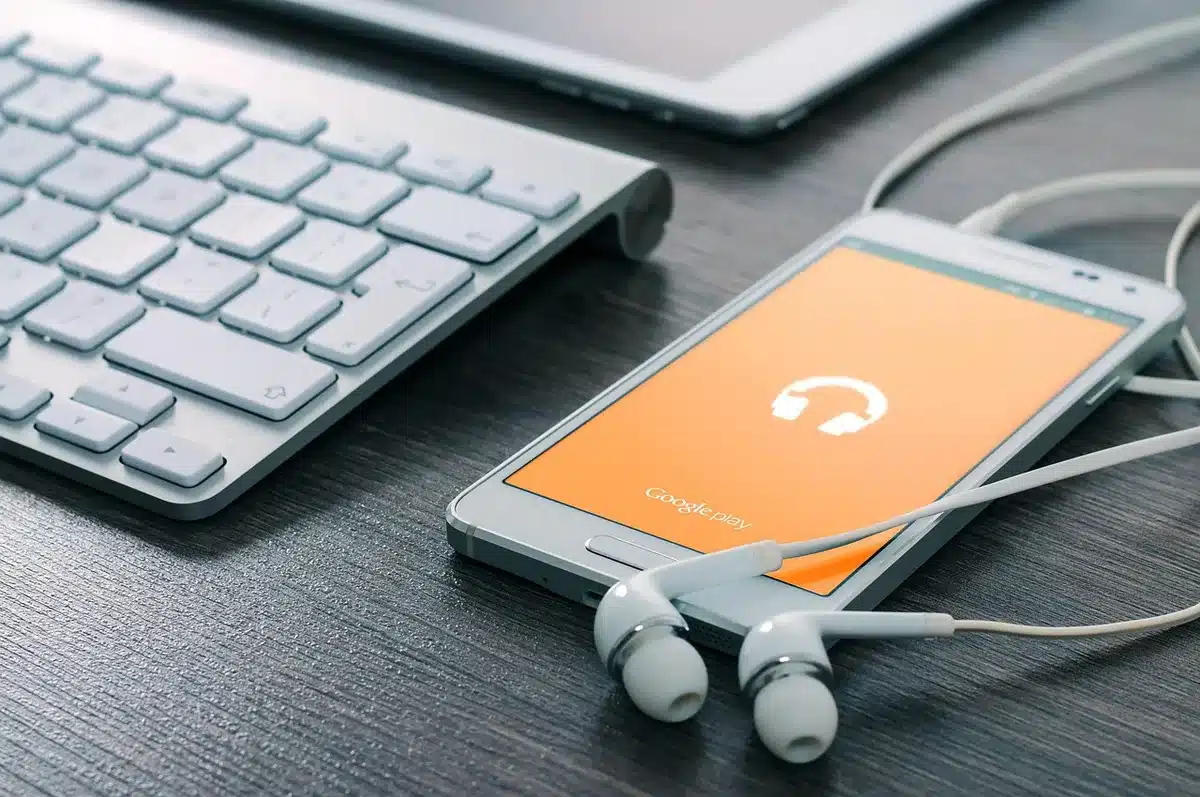 Telefono Android vicino a notebook che mostra sincronizzazione automatica