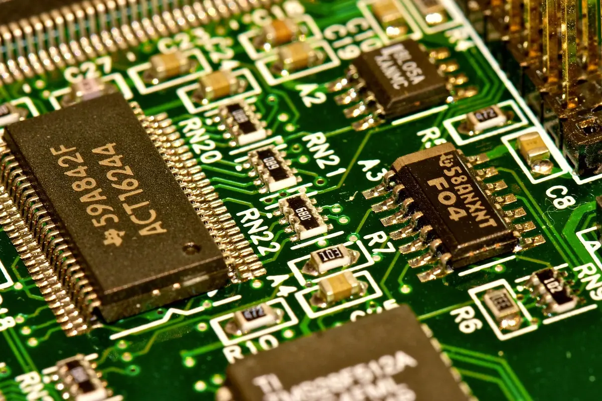 Primo piano di un chip su scheda madre di laptop