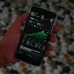Grafico azionario in calo con simbolo di salvataggio finanziario su sfondo di trading