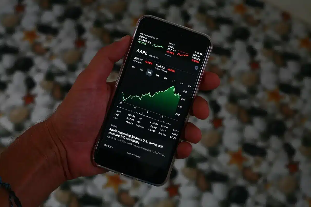 Grafico azionario in calo con simbolo di salvataggio finanziario su sfondo di trading
