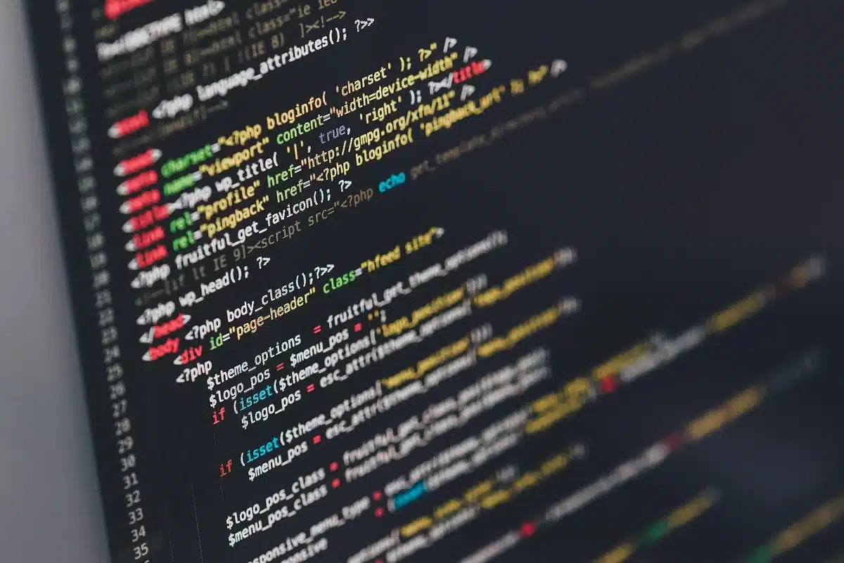 Interfaccia di un software audio con pannello di effetti, equalizzatore e tracce multitraccia visibili.