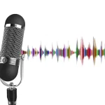 Mani anonime che modificano forma d'onda audio su uno schermo di computer con cuffie e visualizzazione delle onde sonore
