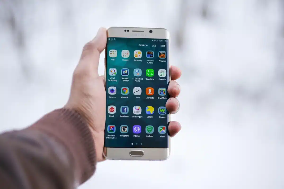 Schermata concettuale di processo di indicizzazione in background su smartphone