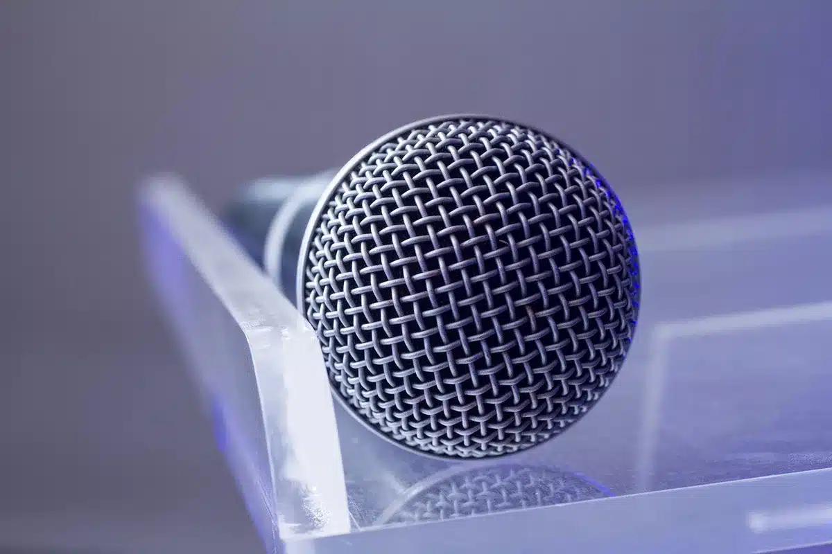 Palco della conferenza Snapdragon Summit con presentazione di nuovi dispositivi
