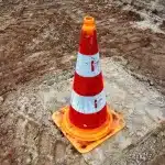 Schermo di computer con notifiche di sicurezza e simboli di avviso rossi su sfondo scuro