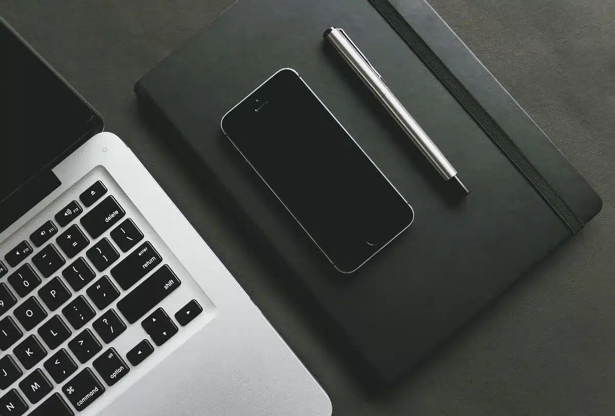 Mani anonime che digitano su una tastiera di laptop con finestra del terminale Linux illuminata sullo schermo