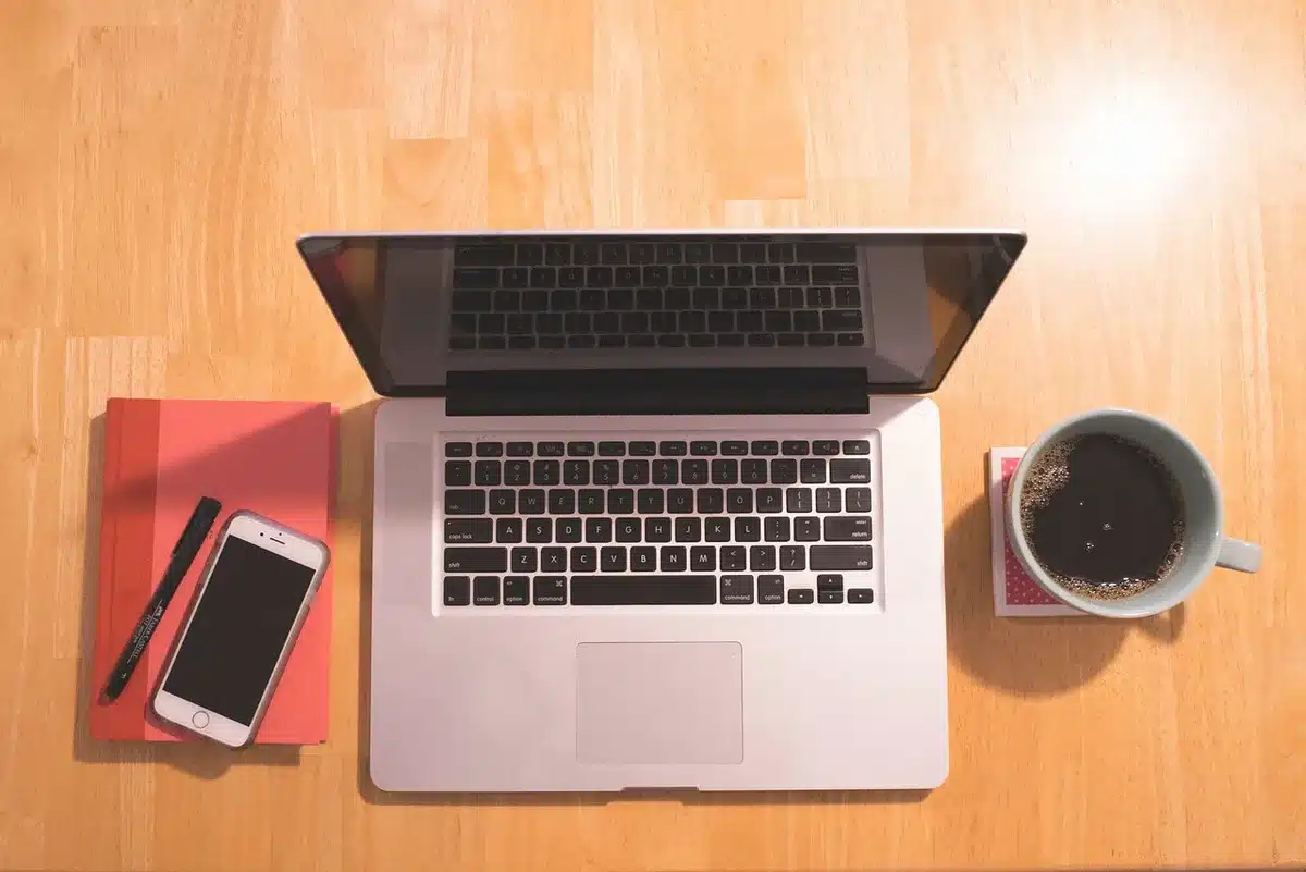 Schermo con codice e interfaccia di revisione estensioni browser