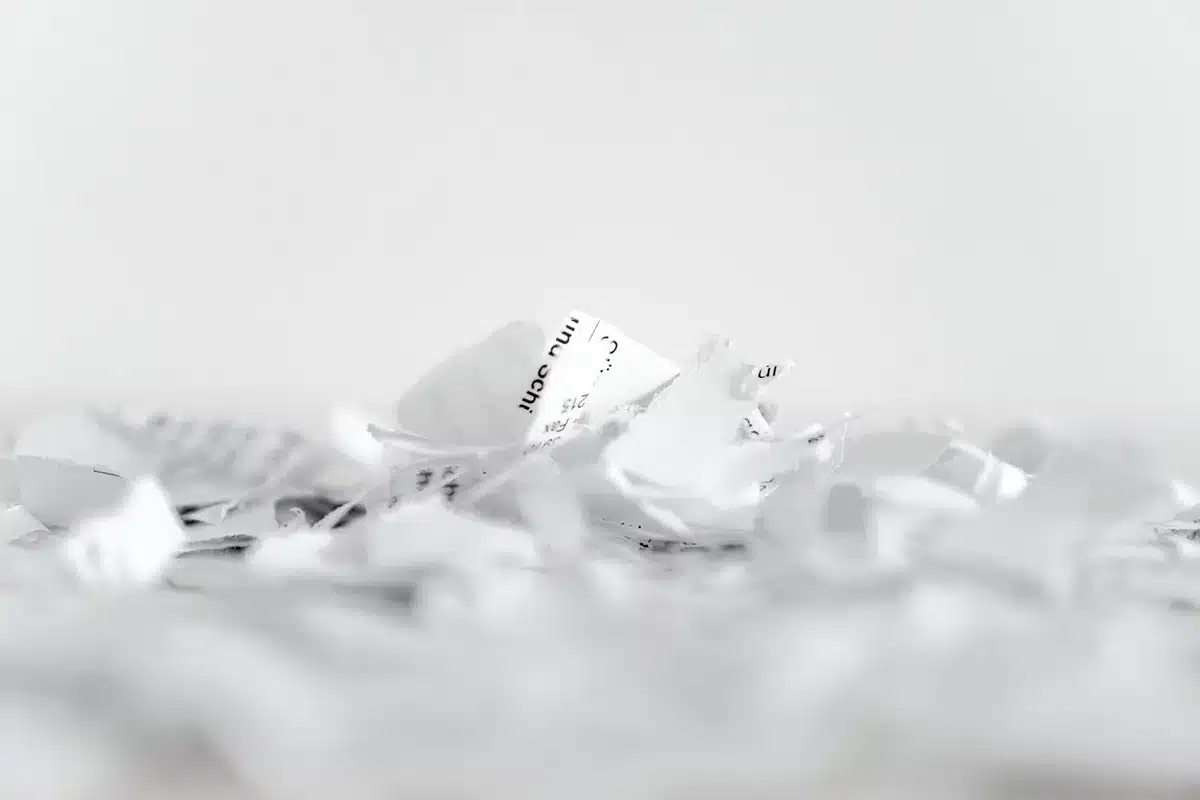 Documenti giudiziari e martelletto che rappresentano la causa sul copyright