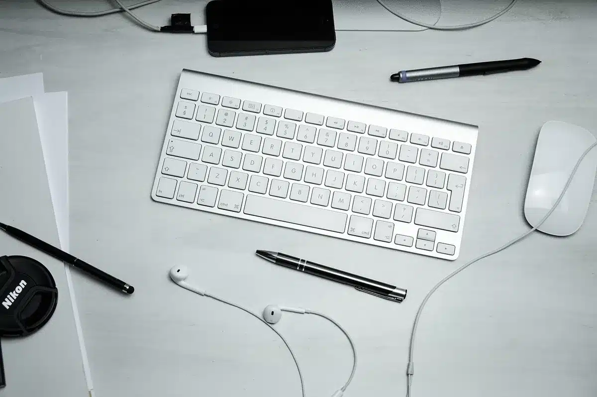 Mouse su tastiera con icone che rappresentano più dispositivi connessi via Bluetooth