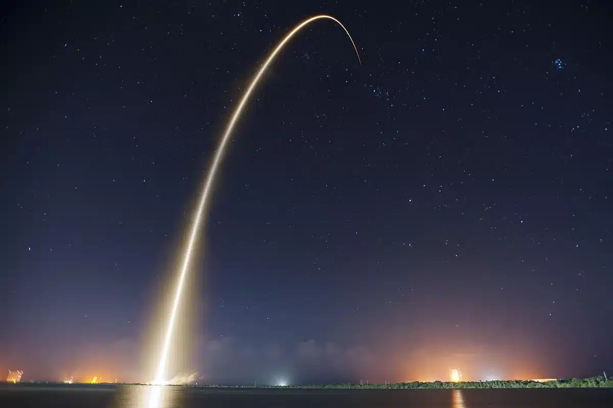 Illustrazione di una navicella spaziale in viaggio interstellare verso una stella lontana
