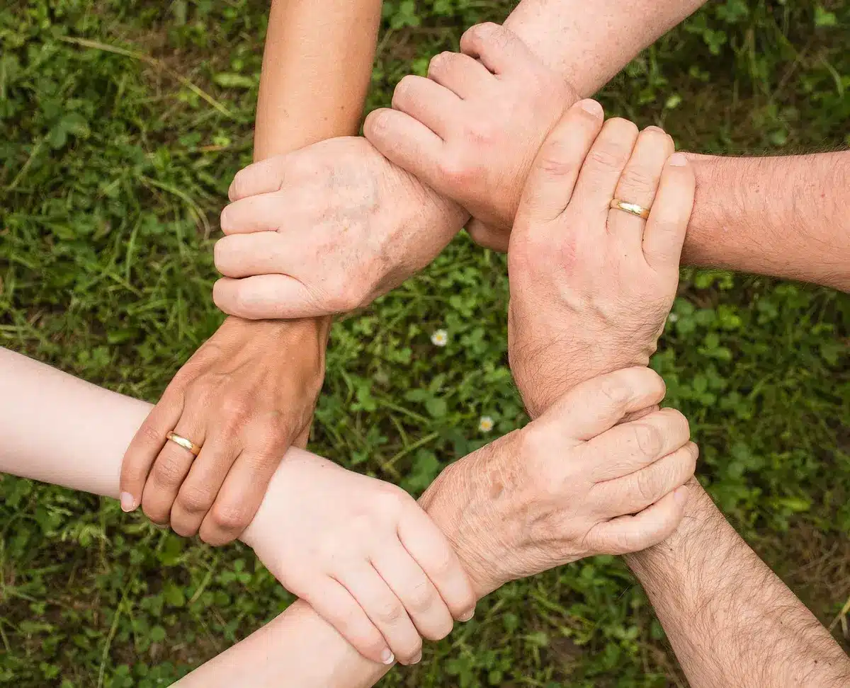 Persone che contribuiscono a un progetto di crowdfunding attraverso una piattaforma digitale