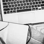Scrivania domestica con più computer e laptop collegati per un cluster AI locale