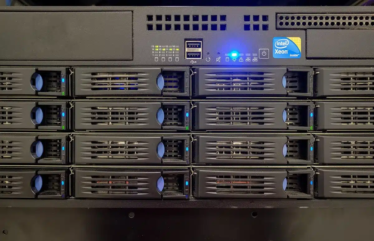 Sala server con luci e tecnici, immagine che richiama un incidente informatico