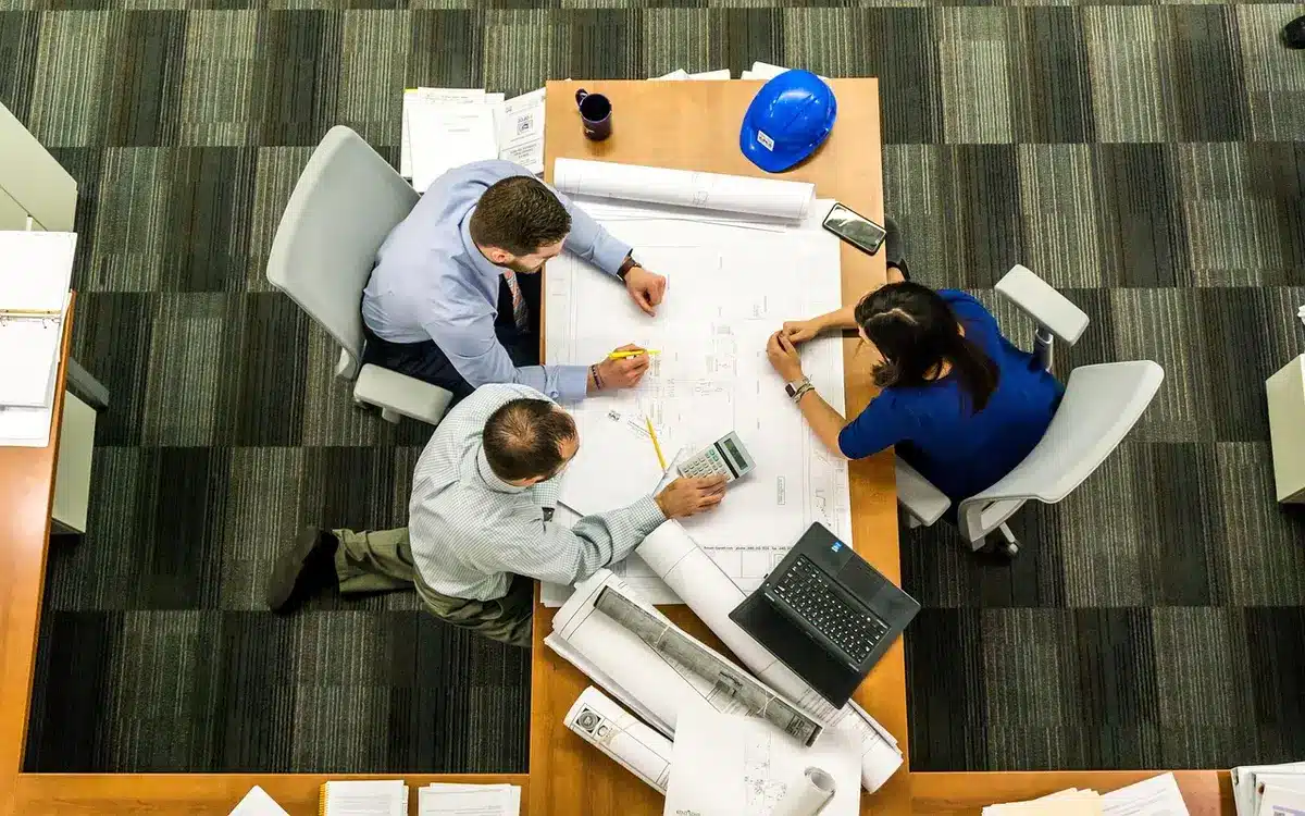 Interfaccia di collaborazione cloud con più utenti che lavorano insieme in tempo reale